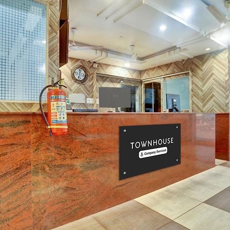ホテル Townhouse Elūru エクステリア 写真