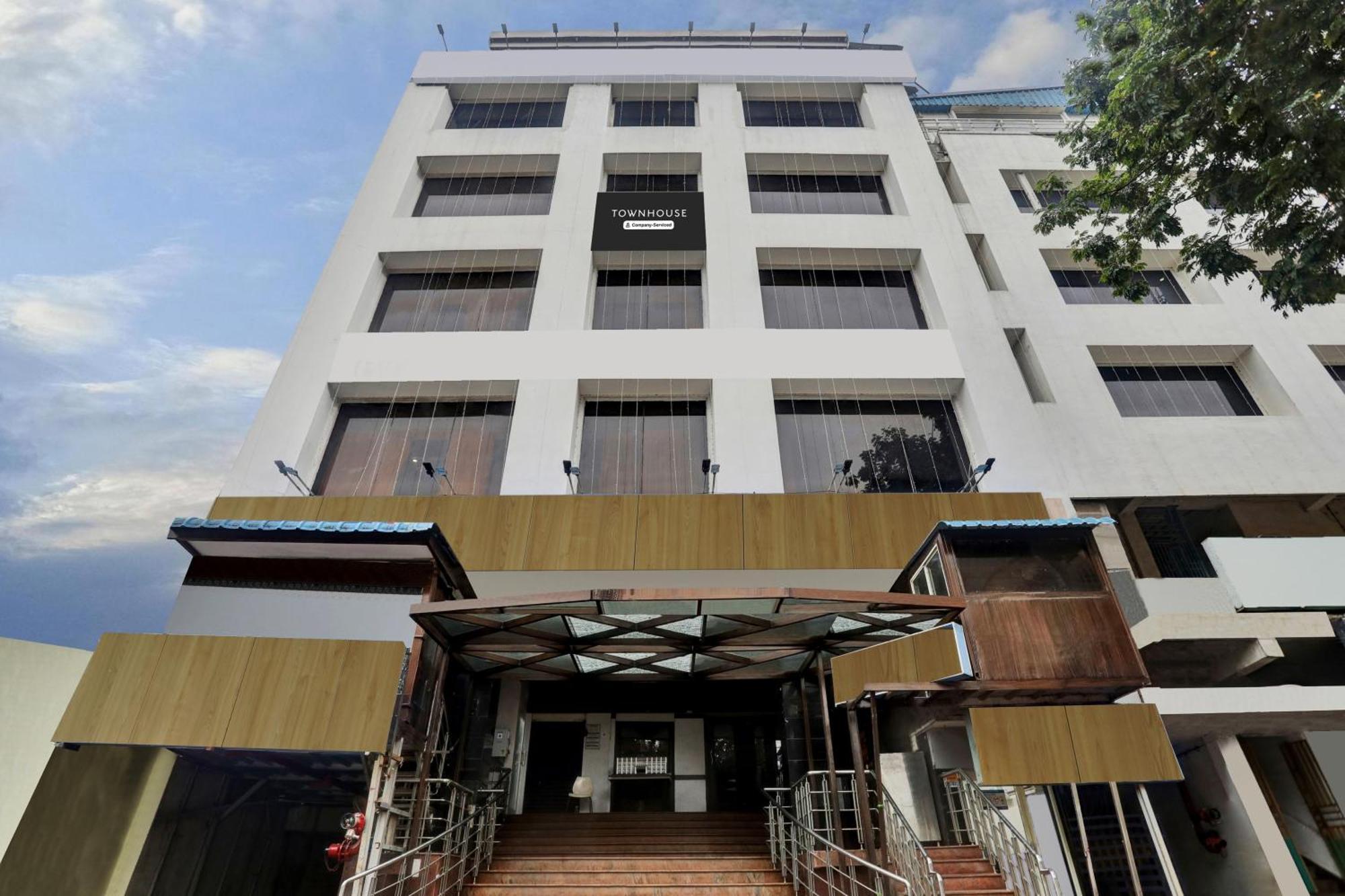 ホテル Townhouse Elūru エクステリア 写真