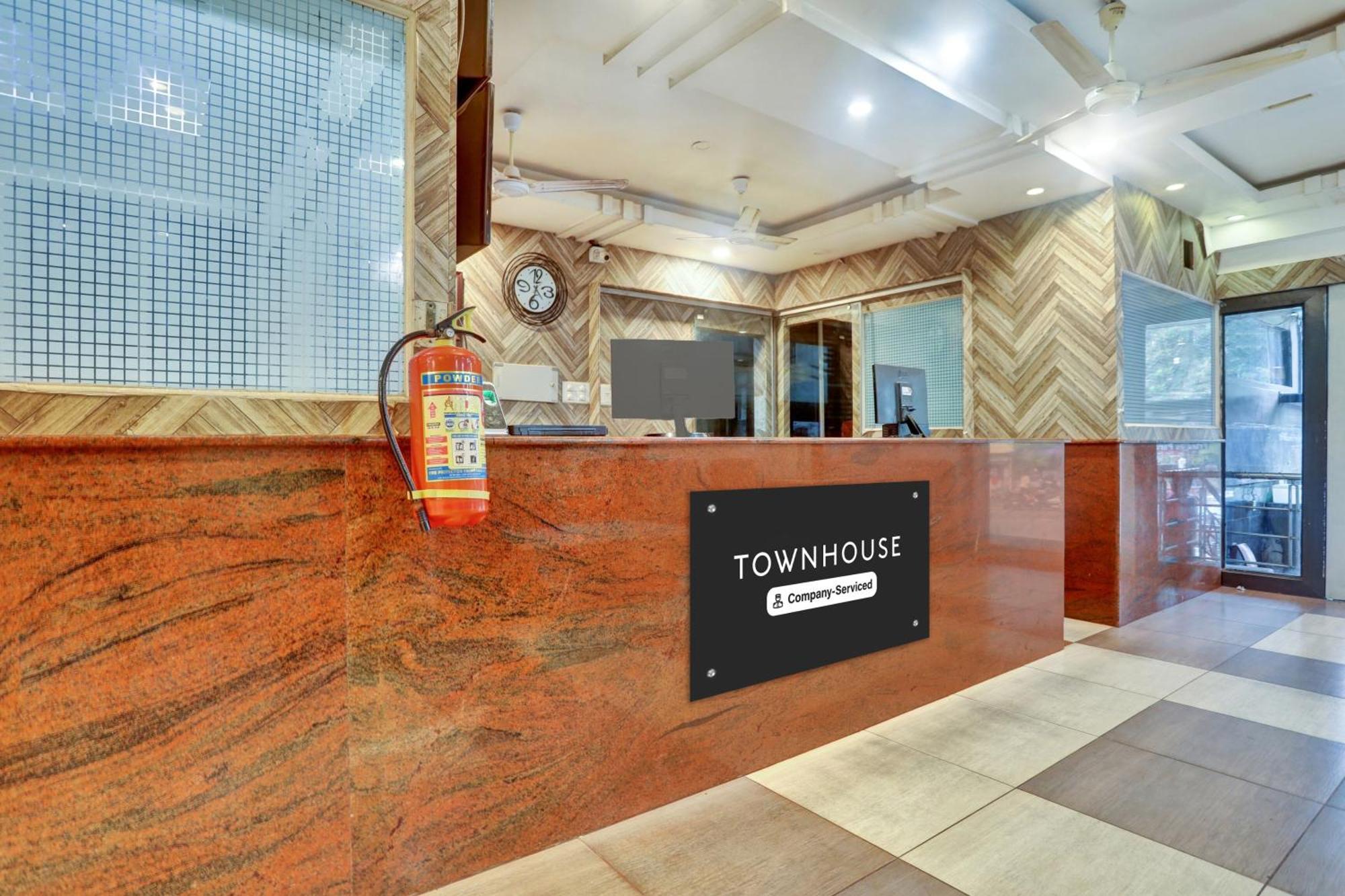 ホテル Townhouse Elūru エクステリア 写真