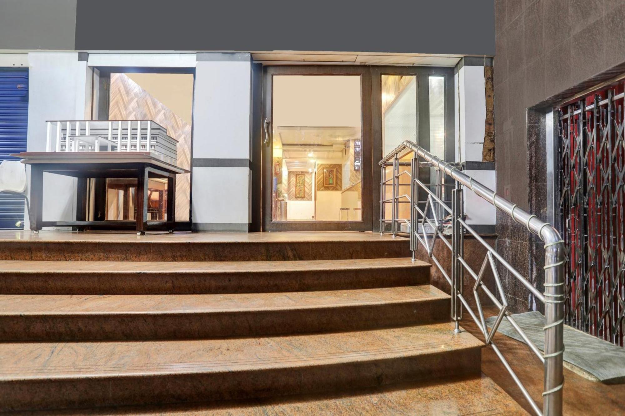 ホテル Townhouse Elūru エクステリア 写真