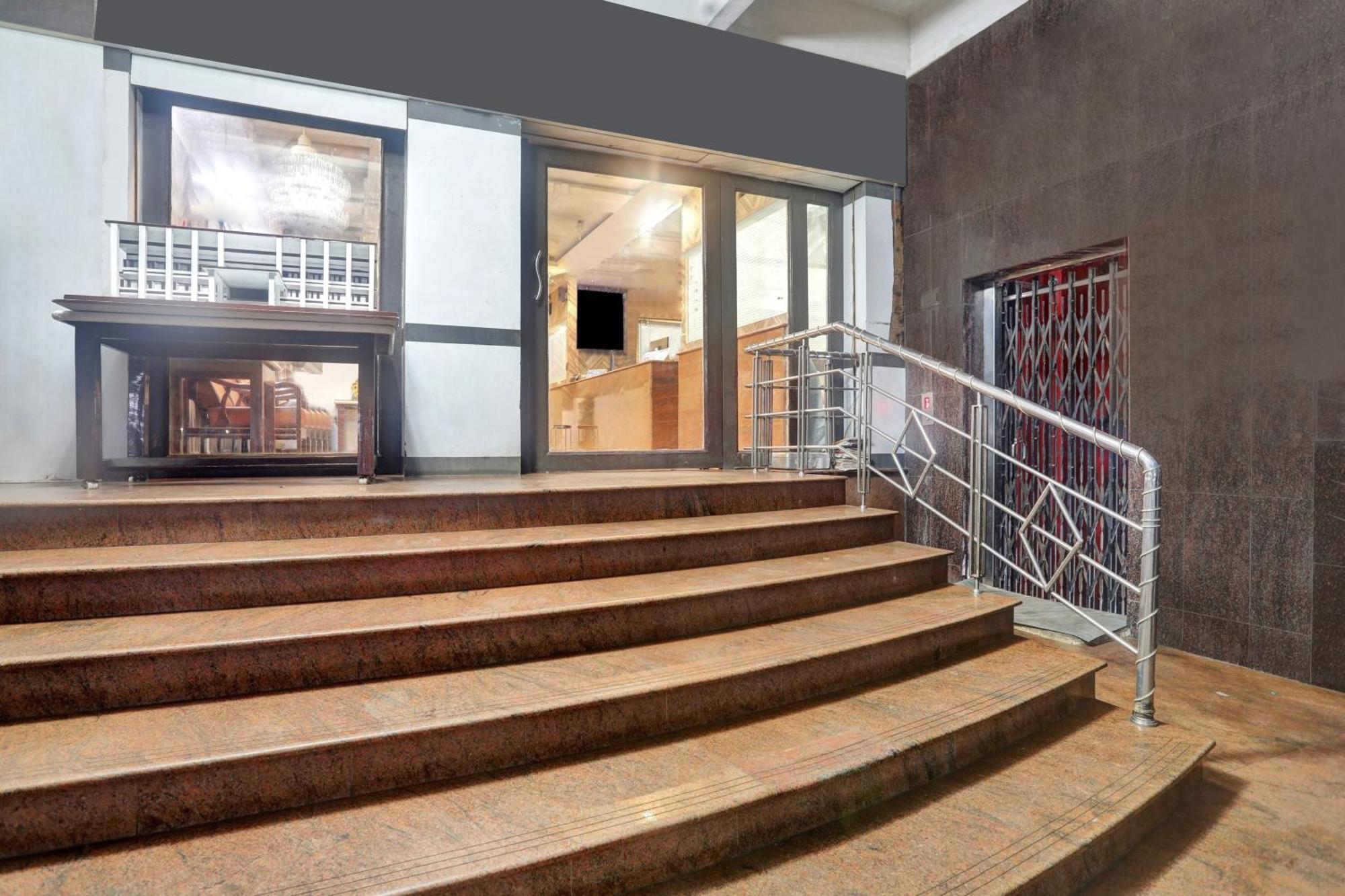 ホテル Townhouse Elūru エクステリア 写真
