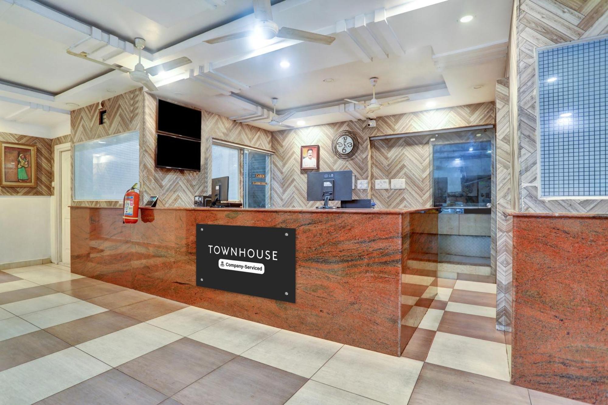 ホテル Townhouse Elūru エクステリア 写真